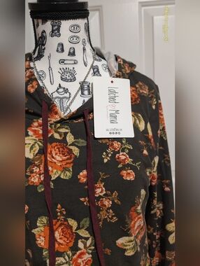 NWT🌹Latched Mama🌹Rose Floral Hoodie Small With Pocket Sold Out Design🌹